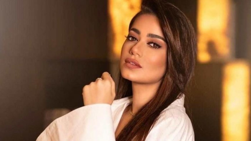 بالفيديو: الفنانة "رحمة رياض" تفقد أعصابها وتبكي على المسرح.. فما السبب