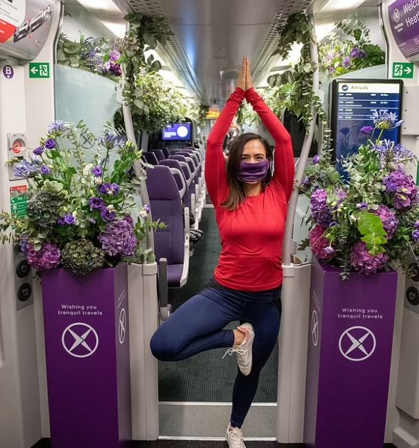 درس يوجا بقطار بريطانى مزين بالأشجار للترفيه على المسافرين