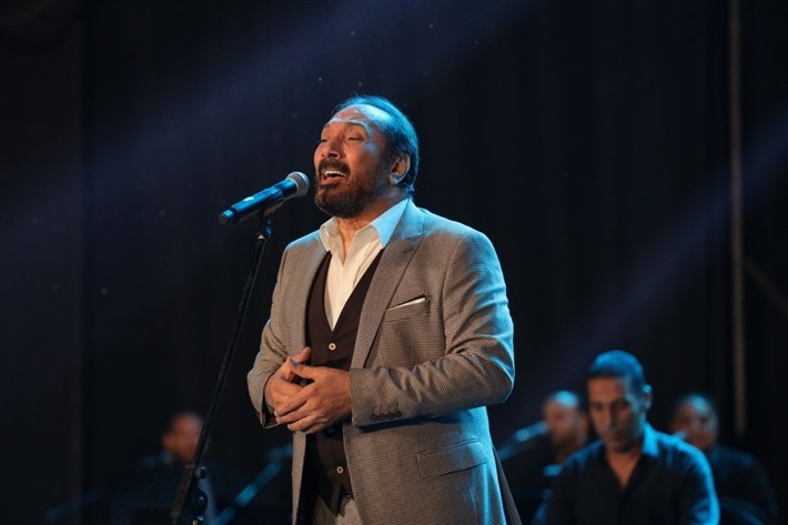 علي الحجار يُبكي خلال غنائه "عدى النهار" باحتفالية نصر أكتوبر