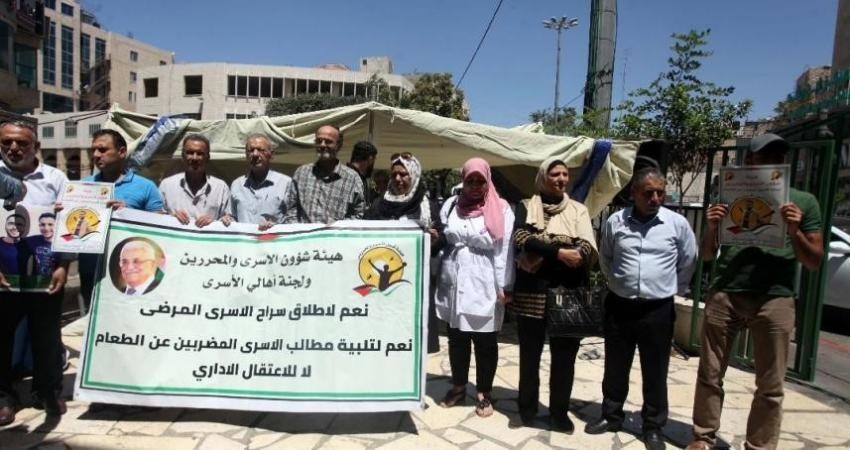 وقفة دعم وإسناد مع الأسرى المضربين في الخليل