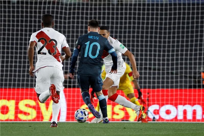 بالصور  : مارتينيز يقود الأرجنتين لعبور فخ بيرو في تصفيات المونديال