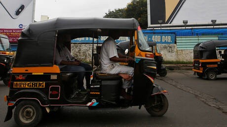 بالفيديو: سائق "توك توك" يدخل موسوعة "غينيس" لأطول قيادة على عجلتين