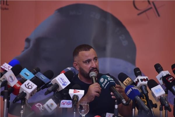 حسن أبو الروس يقتحم مؤتمر أحمد السقا: مبروك يا سقا