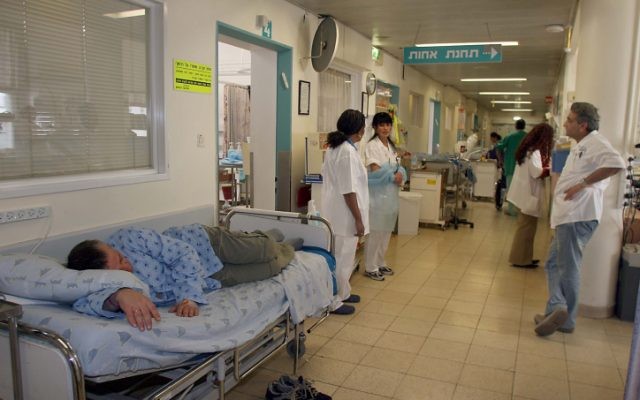أطباء إسرائيليون يهددون بتقديم استقالات جماعية