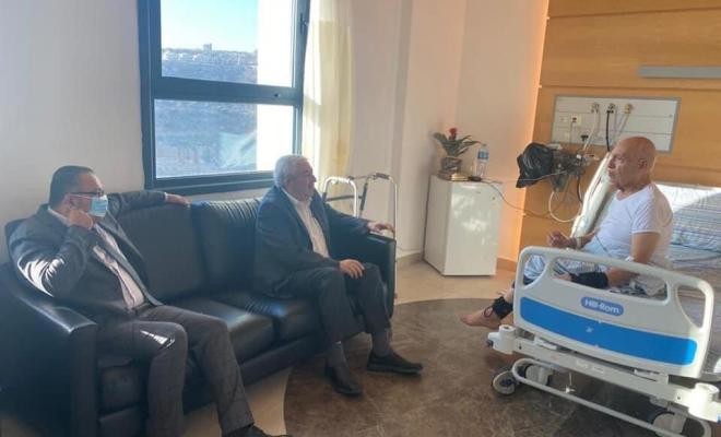العالول وأبو سيف يطمئنان على صحة الدكتور نبيل شعث