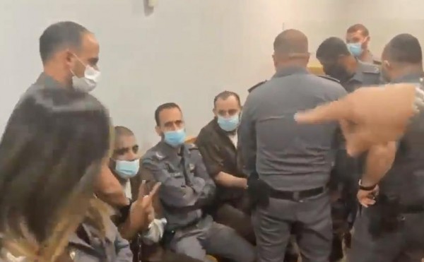 ردّة فعل قوات الاحتلال عندما رفع الأسير الزبيدي علامة النصر