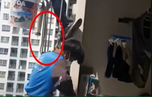 امرأة تقطع حبل الأمان عن عاملي طلاء وتتركهما معلقين على ارتفاع 26 طابق