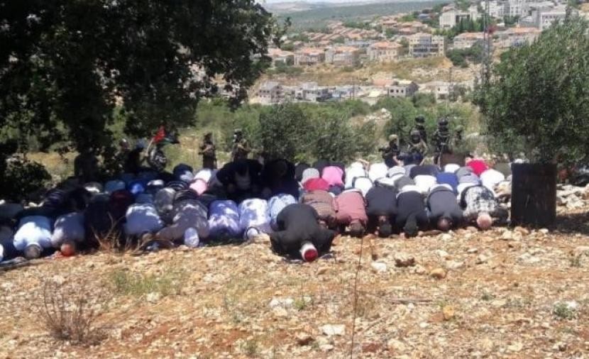 طوباس: مواطنون يؤدون صلاة الجمعة على دوار الشهداء إسنادًا للأسرى