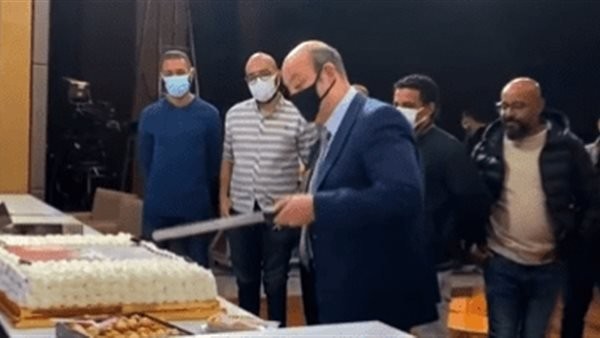 عمرو أديب يحتفل بعيد ميلاده مع أسرة "الحكاية"