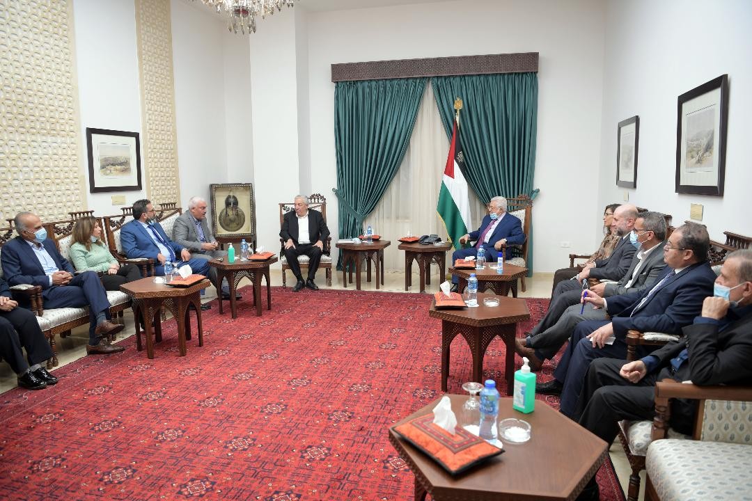 خلال استقباله وفدا من المؤسسات الأهلية