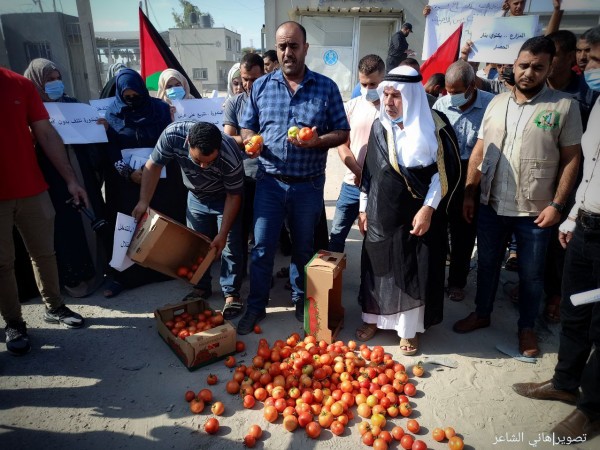 لهذا السبب.. مزارعو غزّة ينظمون وقفة أمام البوابة الخارجية لمعبر كرم أبو سالم التجاري
