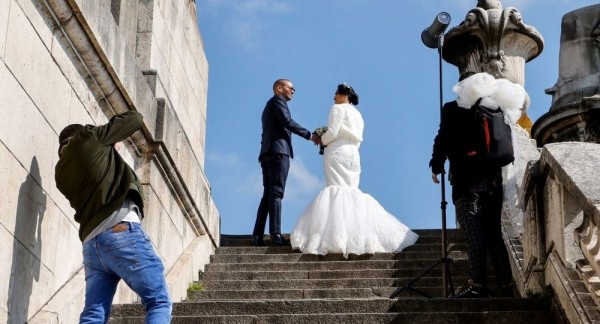 مصور يغادر حفل زفاف ويحذف صور الفرح لسبب غريب