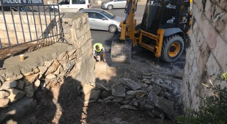 الاحتلال يُبعد شابين عن المقبرة اليوسفية لمدة أسبوعين