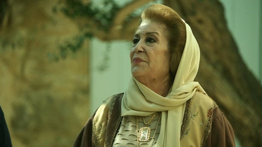شاهد: ممثل لبناني يقبل يد الفنانة"منى واصف".. دعواتك الله يعطينا نجاح على قد تعبنا