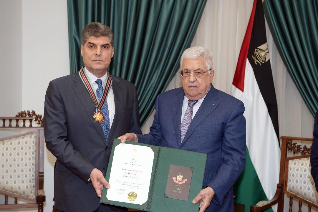 الرئيس عباس يمنح اللواء حازم عطا الله وسام نجمة القدس العسكري
