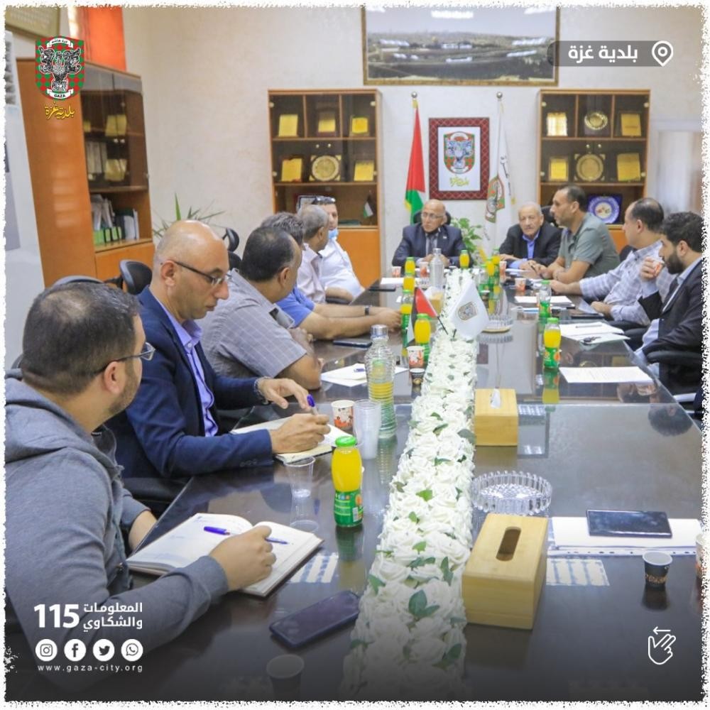غزة: البلدية تناقش مع لجنة تجار سوق الزاوية سبل تنظيم السوق