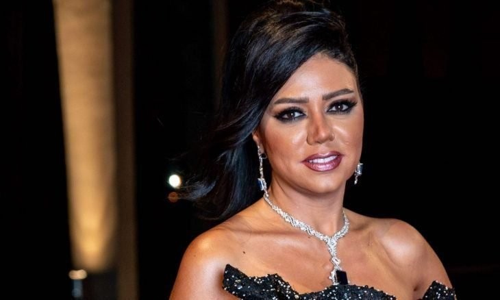 بالفيديو: الفنانة "رانيا يوسف" تقطع رقصة رومانسية بين أحمد السقا وزوجته