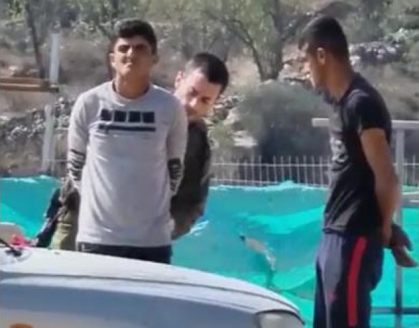 الاحتلال يعتقل شقيقين عند حاجز الظاهرية جنوب الخليل
