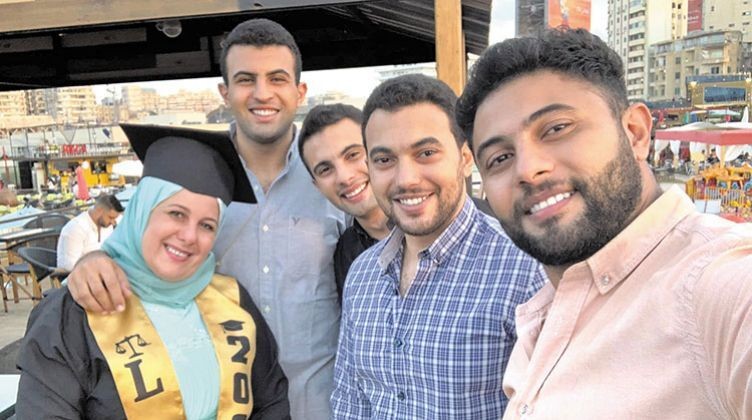 بالفيديو: سيدة خمسينية تحصل على ليسانس الحقوق.."يوم فرح ابني كان عندي امتحان في الكلية"