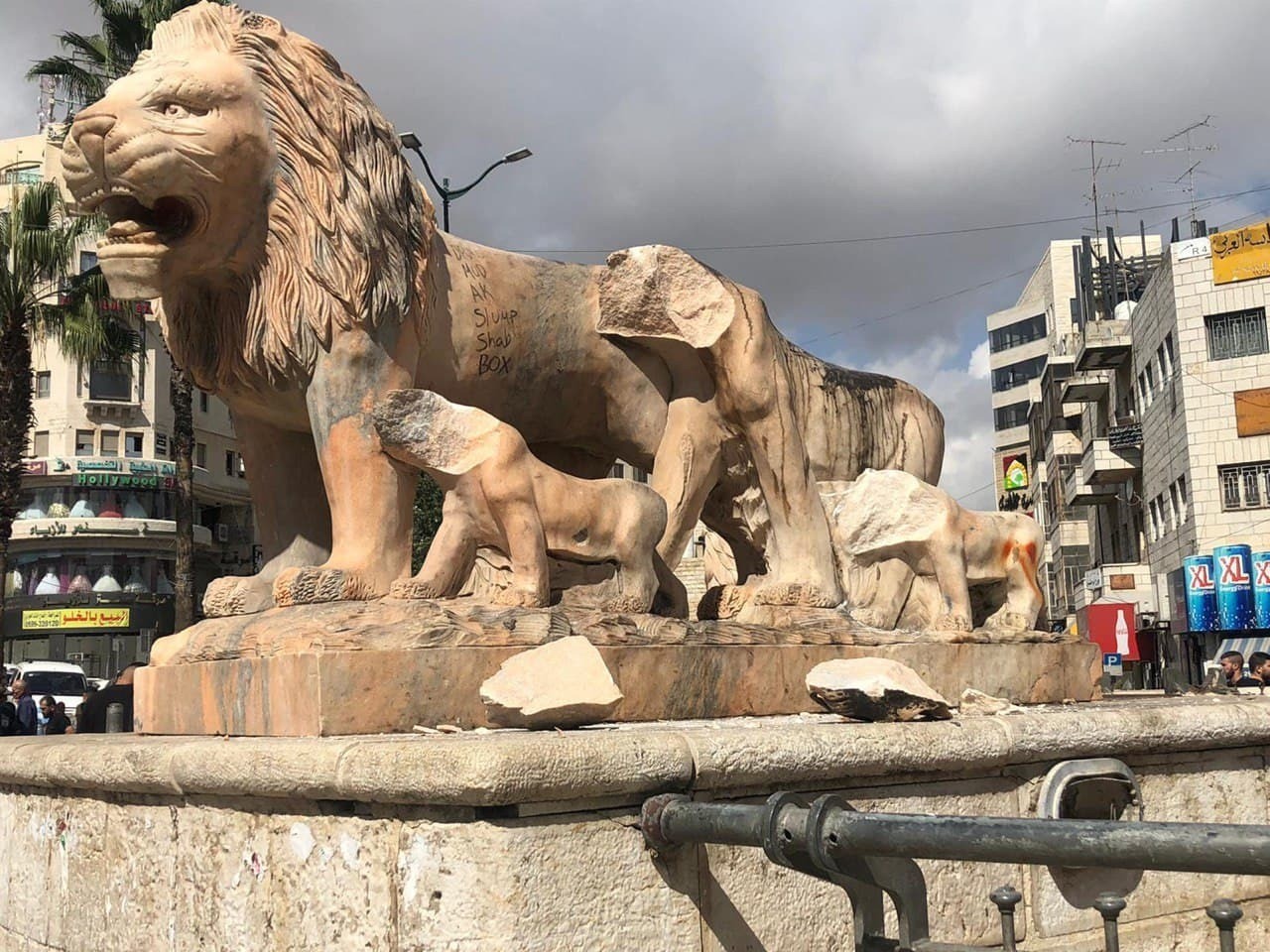 الشرطة تُصدر بيانًا حول التعدي على تماثيل الأسود في دوار المنارة وسط رام الله