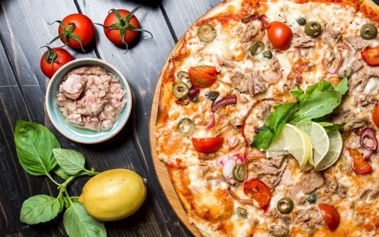 بيتزا التونة بالخضار