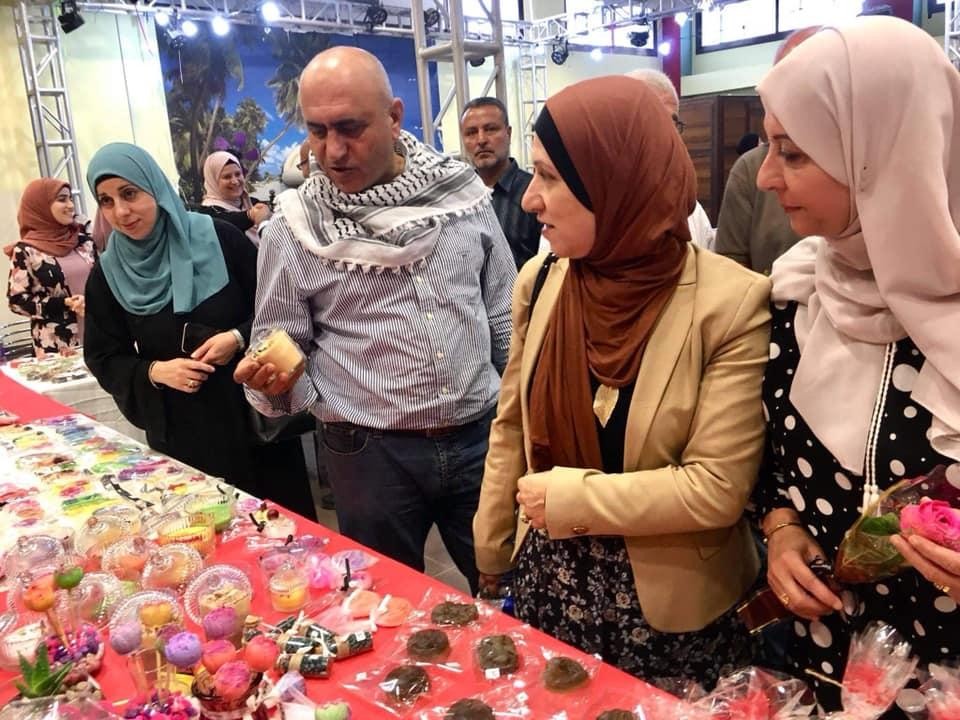 محافظ جنين يفتتح بازارًا في بلدة اليامون غرب جنين