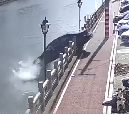 "ركنة سيارة" على الكورنيش تنتهى بالسقوط فى النهر