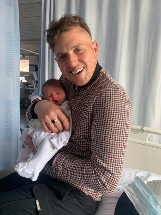 شاب مصاب بسرطان المخ أنجب طفلاً دون تلقيح صناعى رغم خضوعه لـ 170جلسة كيماوى