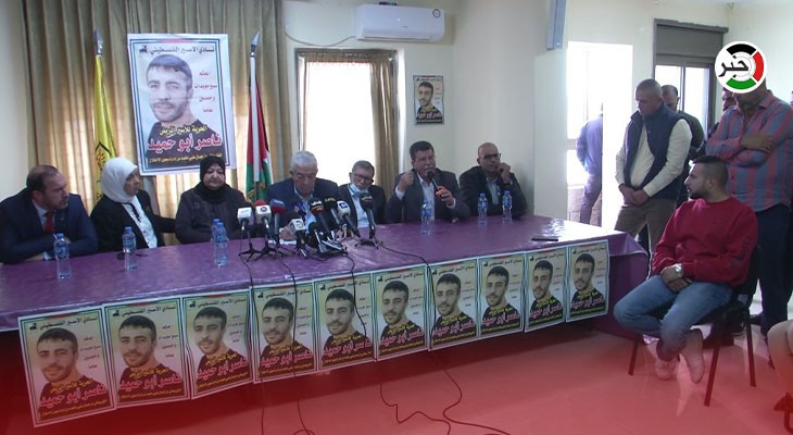 بمشاركة والدته