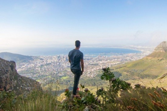 أمريكى قضى ثلاث سنوات في جولة حول سبع قارات و50 دولة دون طيران