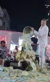 معجب يلقى بدلو من الأموال على مطربة هنديه إعجابا بها