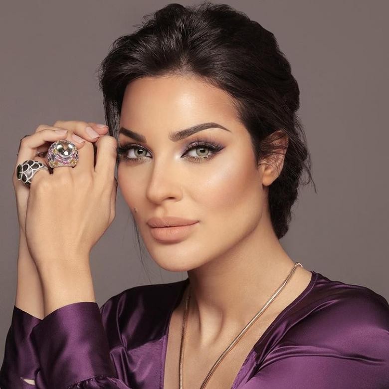 شاهد: الممثلة "نادين نجيم" تبهر متابعيها بإطلالة مثيرة و بالأبيض و الأسود