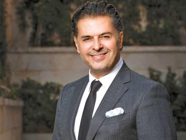 راغب علامة يحتضن طفلاً حديث الولادة.. هل أصبح جداً؟