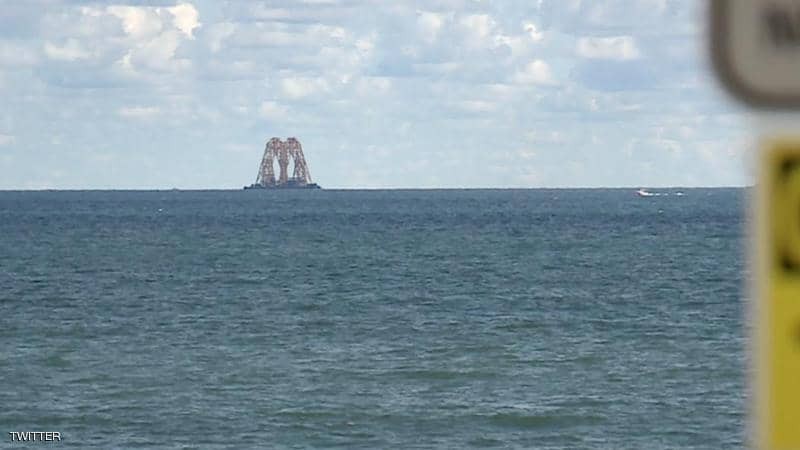 شاهدوا: هيكل غامض يطفو فوق البحر يثير التكهنات