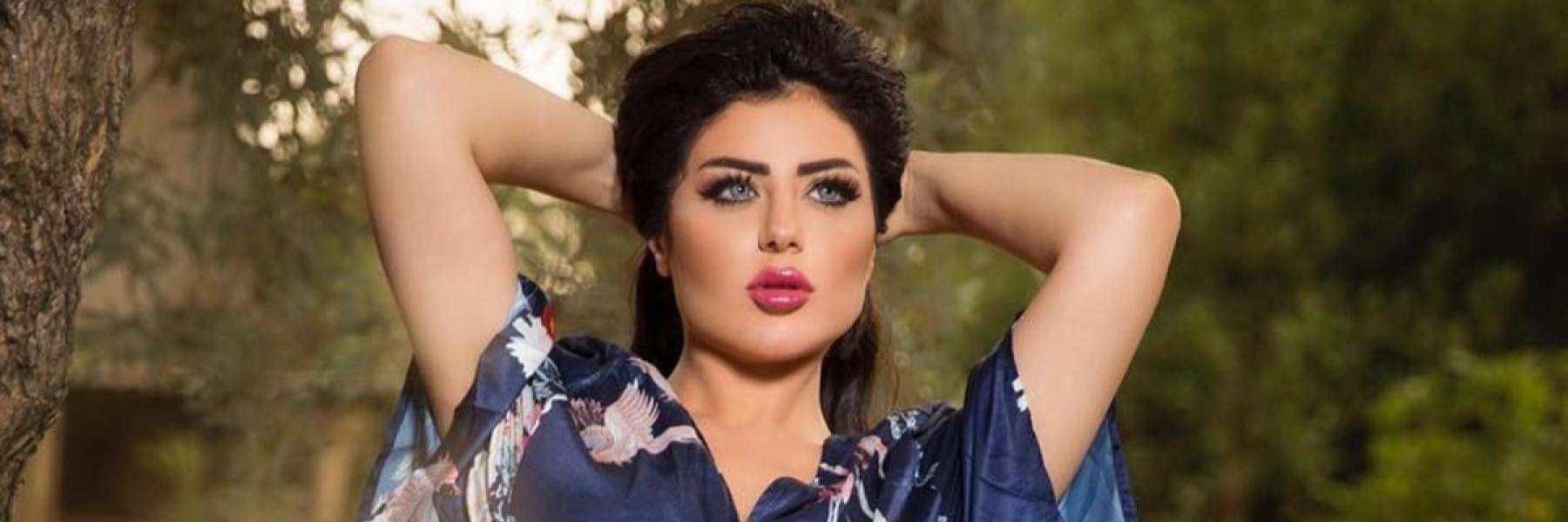 شاهد: النجمة "حليمة بولند" تظهر بالذهب من رأسها حتى قدميها وتثير الجدل