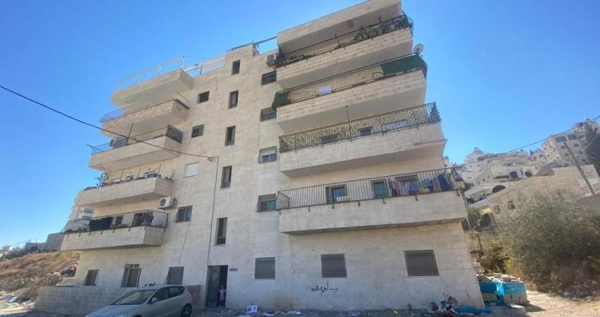 الاحتلال يُخطر 10 عائلات مقدسية بالإخلاء بحجة عدم الترخيص