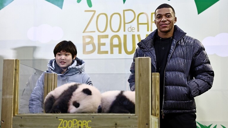 مبابي يصبح "الأب الروحي" لباندا صغير