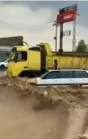 موقف بطولى لشاب ينقذ أسرة علقت فى مياه الأمطار بـ أربيل