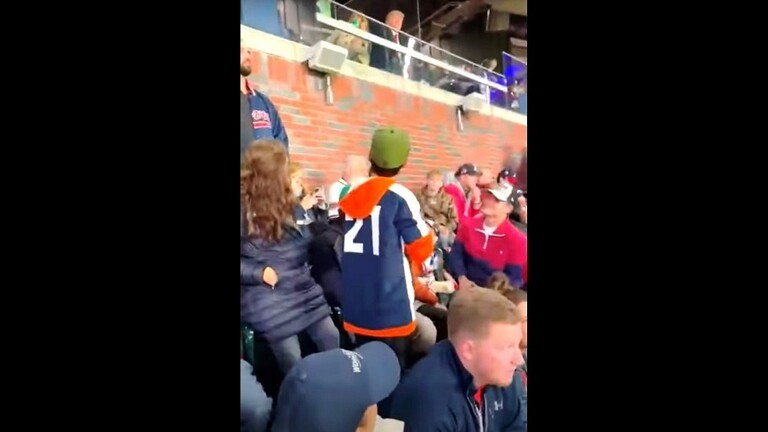 بالفيديو: ترامب يضرب طفلا على رأسه بكرة بيسبول