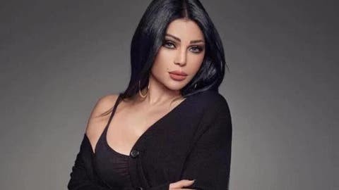 بالفيديو: عفوية النجمة "هيفاء وهبي" مع جمهورها تلفت الأنظار