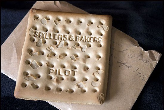 "أغرب ماتم بيعه في المزادات"... قطعة بسكويت ناجية من تيتانيك وطقم أسنان تشرشل