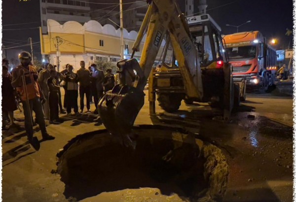 انفجار  خط الصرف الصحي بشارع الرشيد غرب مدينة غزّة
