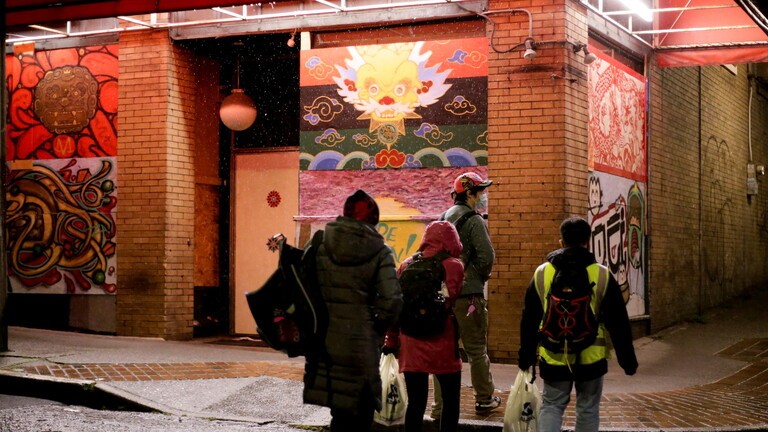 بالفيديو: بطريقة ذكية.. رجل ينقذ شابا من الاختناق بشطيرة دجاج علقت بحلقه