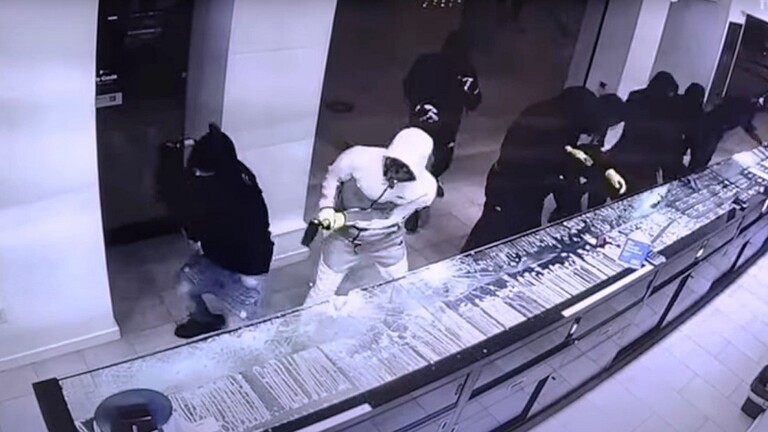 بالفيديو: شبيه بمشهد هوليوودي.. سطو مسلح في أقل من 60 ثانية