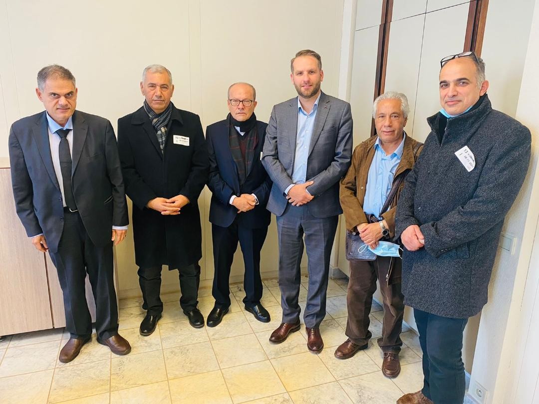 أبو بكر يطلع برلمانياً بلجيكياً على معاناة الأسرى