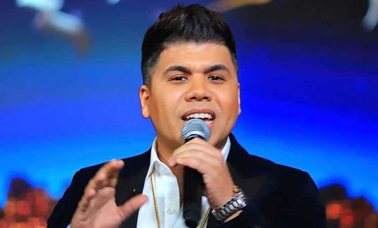 فيديو: عمر كمال يغير كلمات "بنت الجيران" في موسم الرياض