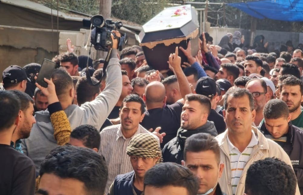 شاهد بالفيديو: تشييع جثمان فقيد الغربة الشاب أنس أبو رجيلة في غزّة