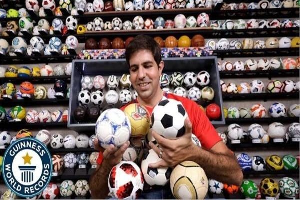 مشجع مكسيكى يجمع 1230 كرة قدم لتحطيم الرقم القياسى فى موسوعة جينيس