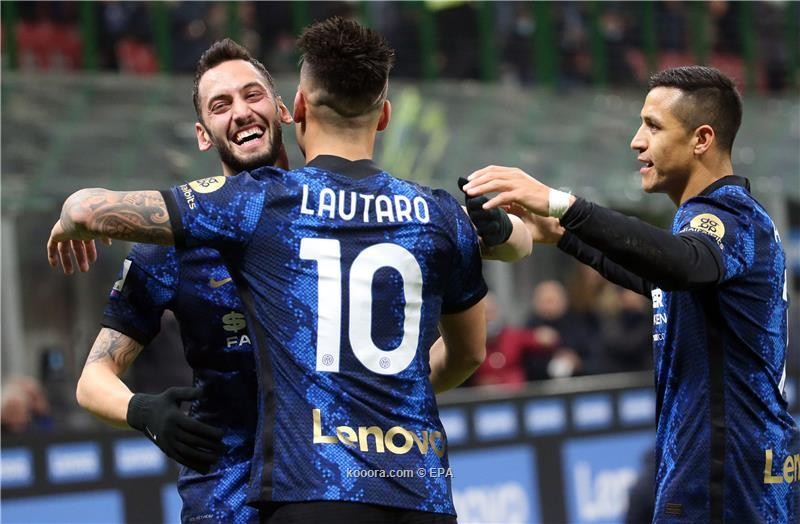 بالصور: إنتر ميلان ينتزع الصدارة باكتساح كالياري