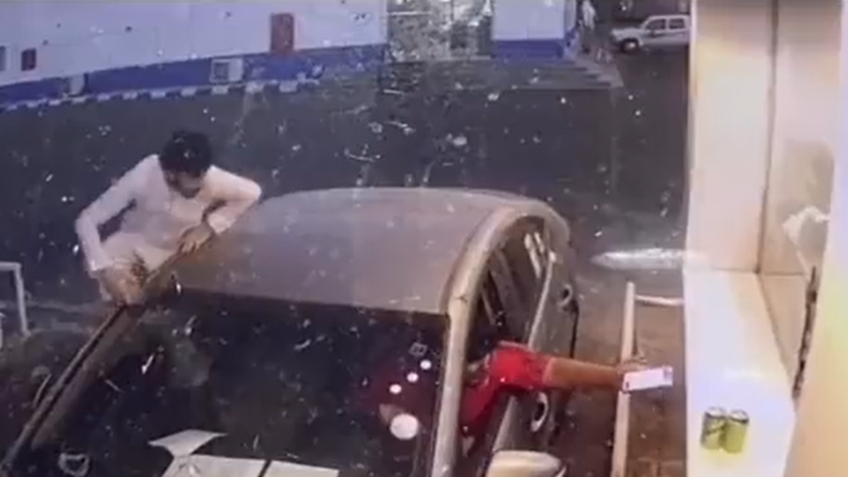 أمير سعودي يعلق بأبيات من الشعر